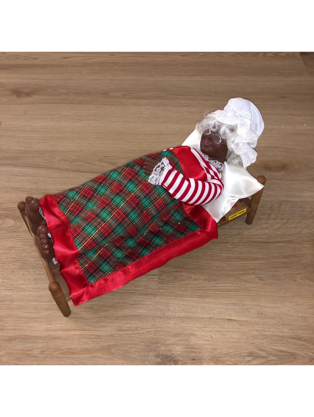 VINTAGE 1995 TELCO CHRISTMAS MRS CLAUS BLACK SANTA SLEEPING SNORING IN BED WORKS